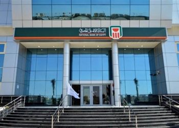 البنك الأهلي يتيح استبدال العملة للمسافر حتى 5 آلاف دولار ويرفع حدود بطاقاته في الخارج