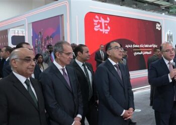 مدبولي يتفقد أجنحة البنك المركزي و”الرقابة المالية” و”آي سكور” بمعرض Cairo ICT