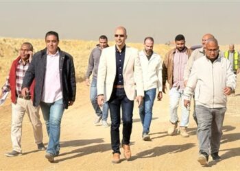 وزير الإسكان يتابع تنفيذ مشروعات الطرق والمرافق بـ16 ألف فدان في امتداد القاهرة الجديدة