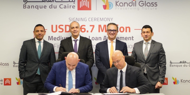 بنك القاهرة يوقع اتفاقية تمويل مع «قنديل للزجاج» لتمويل التوسعات الرأسمالية للمجموعة 1 بنك القاهرة يوقع اتفاقية تمويل مع «قنديل للزجاج» لتمويل التوسعات الرأسمالية للمجموعة