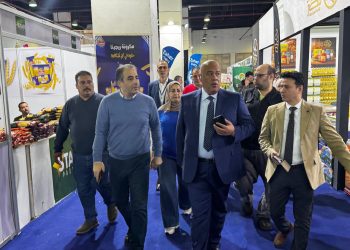 بالصور| أيمن العشري يتابع نبض الشارع في معرض “أهلاً رمضان”: سعادتي في تخفيف العبء عن أهالينا