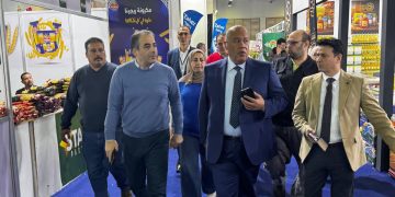 بالصور| أيمن العشري يتابع نبض الشارع في معرض “أهلاً رمضان”: سعادتي في تخفيف العبء عن أهالينا