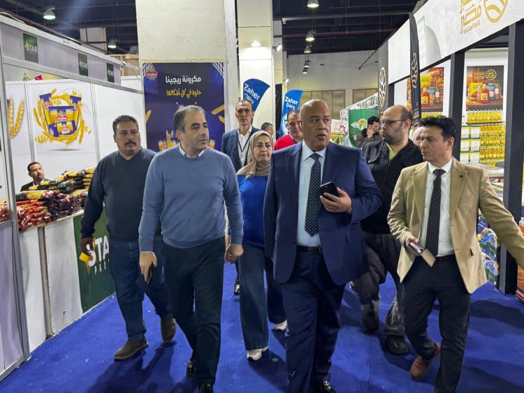 بالصور| أيمن العشري يتابع نبض الشارع في معرض "أهلاً رمضان": سعادتي في تخفيف العبء عن أهالينا 1 بالصور| أيمن العشري يتابع نبض الشارع في معرض “أهلاً رمضان”: سعادتي في تخفيف العبء عن أهالينا